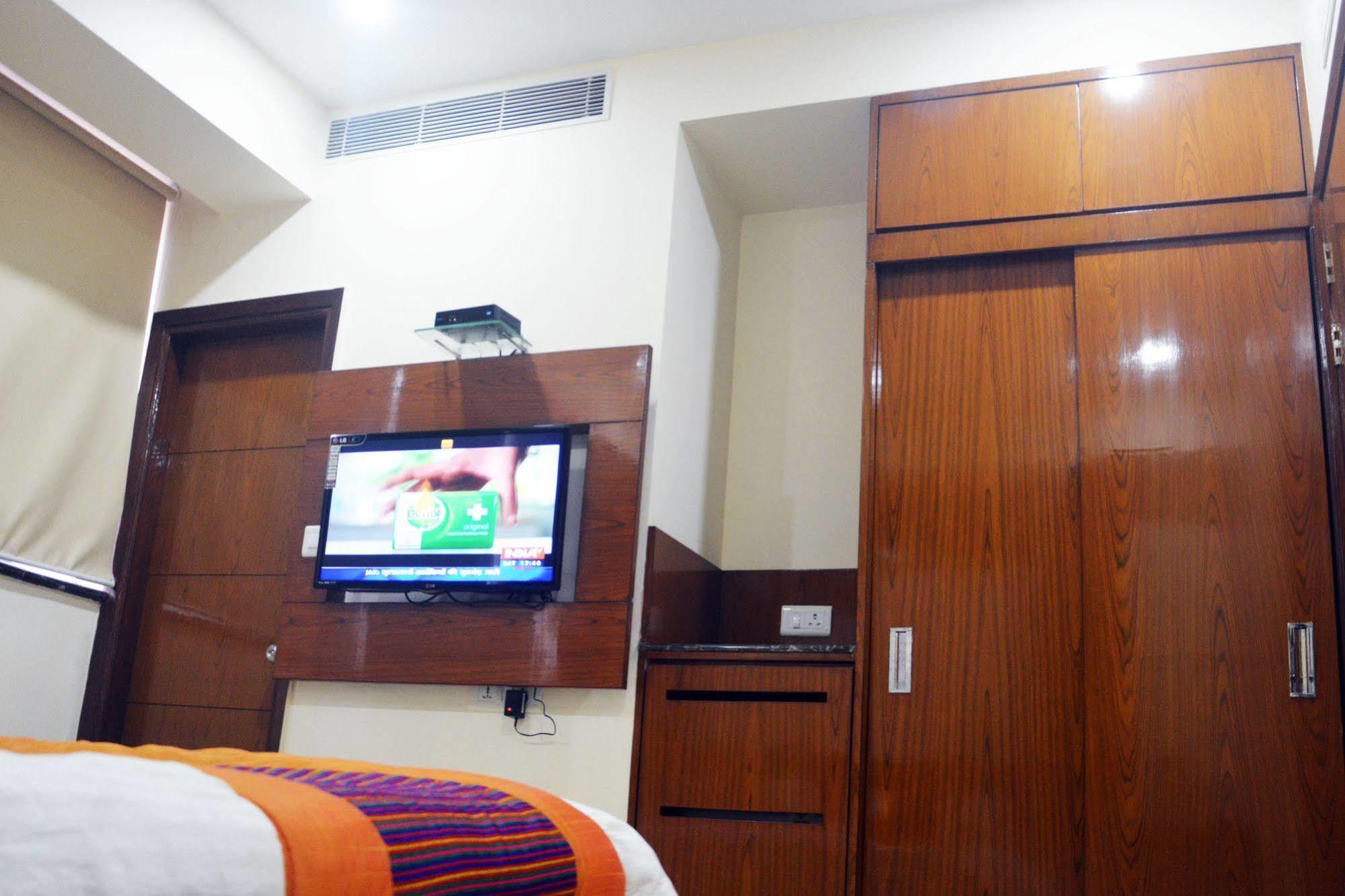 Hotel Trinity Corporate Udyog Vihar à Gurgaon Extérieur photo