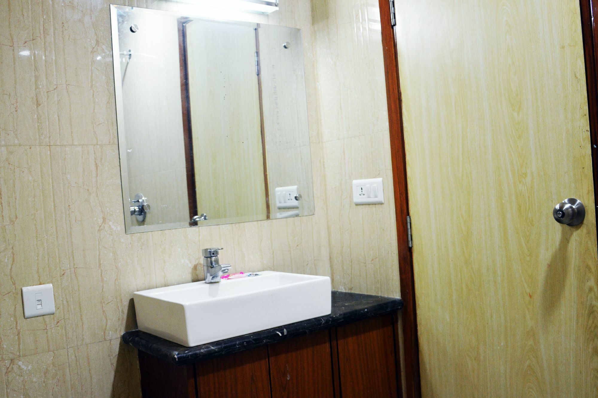 Hotel Trinity Corporate Udyog Vihar à Gurgaon Extérieur photo
